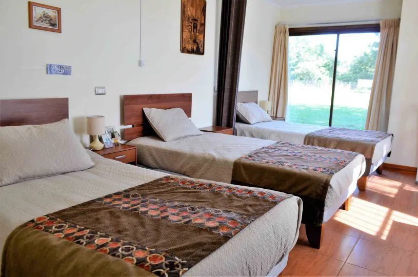 Dormitorio doble con ventana hacia el jardín